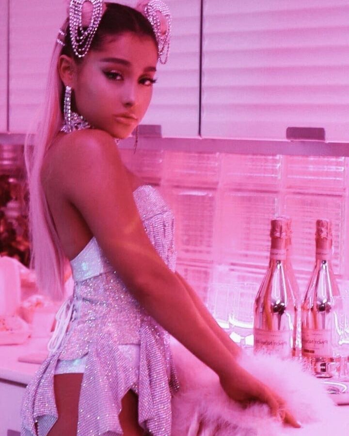 ariana grande sexy
