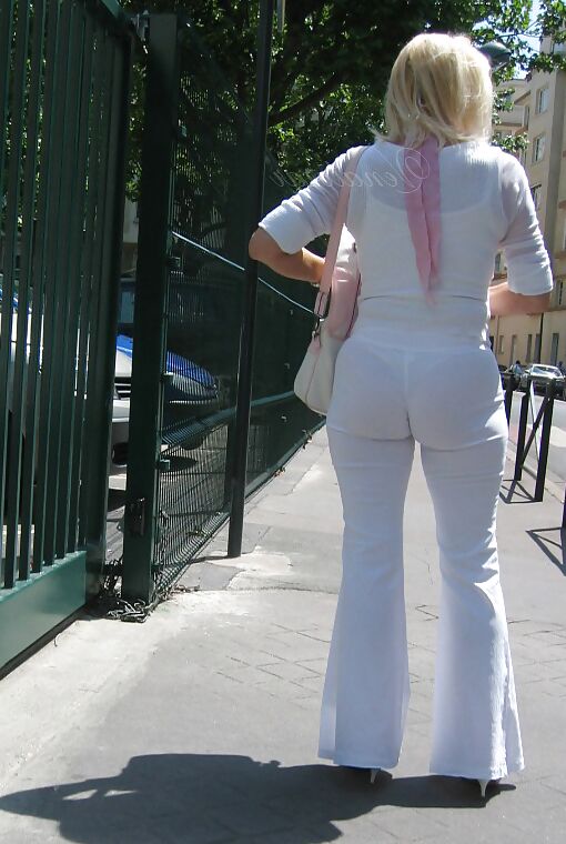 Madura en spandex licra transparentando tanga de hilo