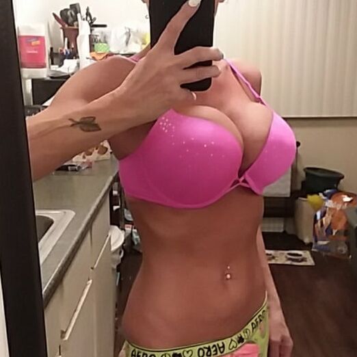 Minnesota MILF Selling Clothes
