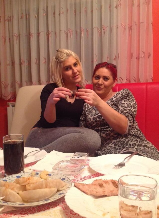 Ajla i Dzemila mom and daughter SLUT -- PISITE KOMENTARE