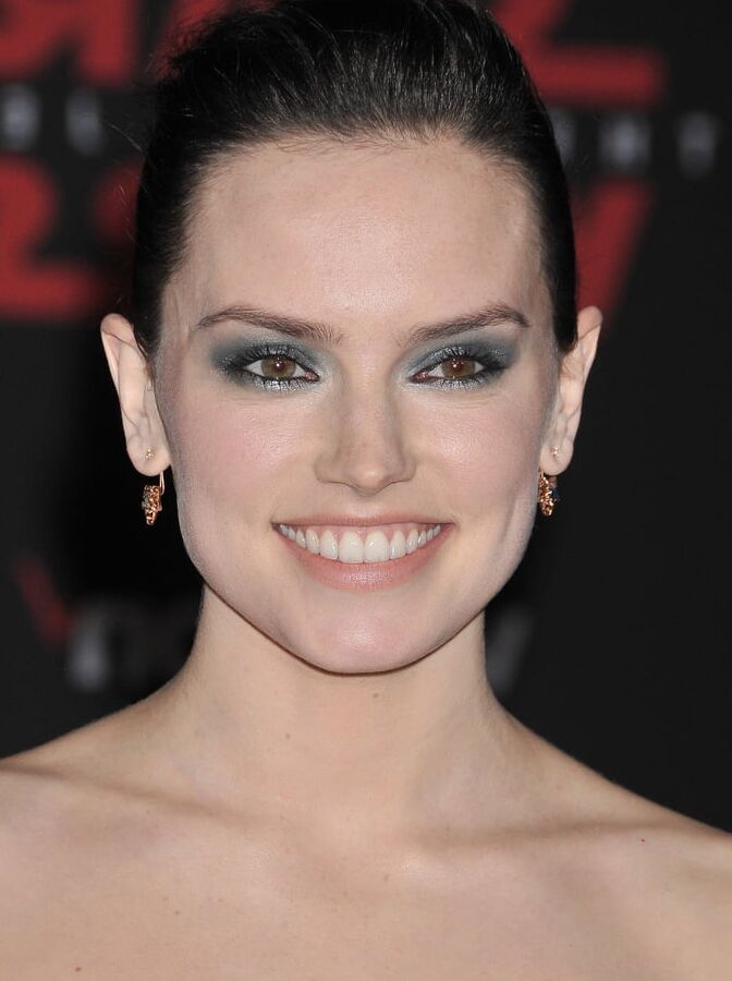 I want to cum on Daisy Ridleys teeth
