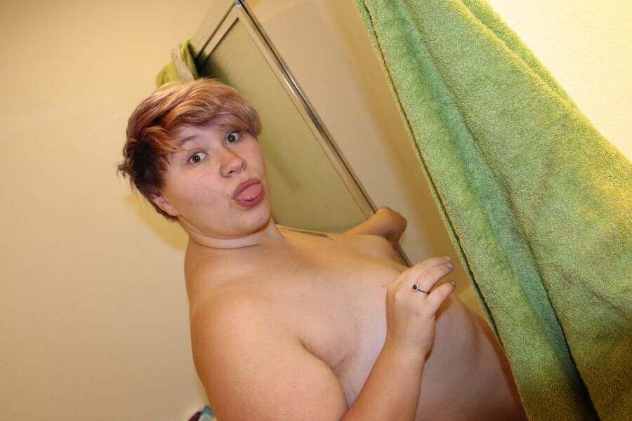 Junge Fettsau ist dauergeil! Young fat slut!