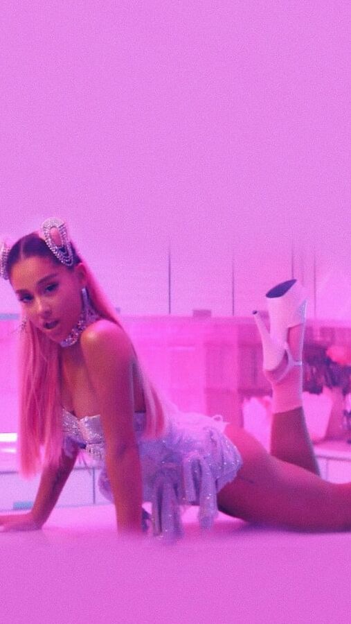 ariana grande sexy
