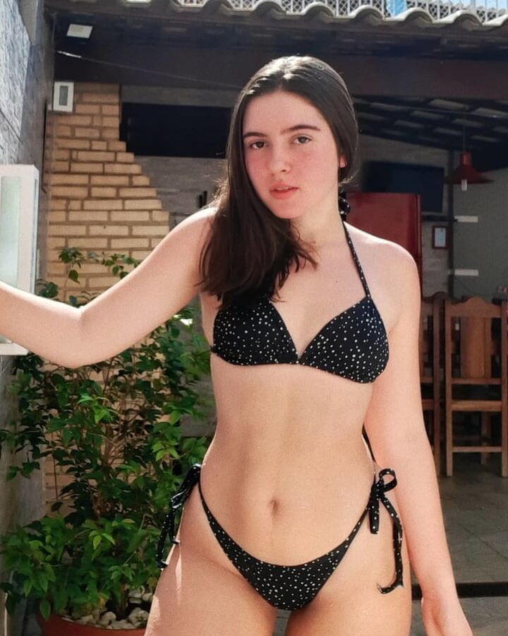 Julia para cum tributos homenageem essa putinha