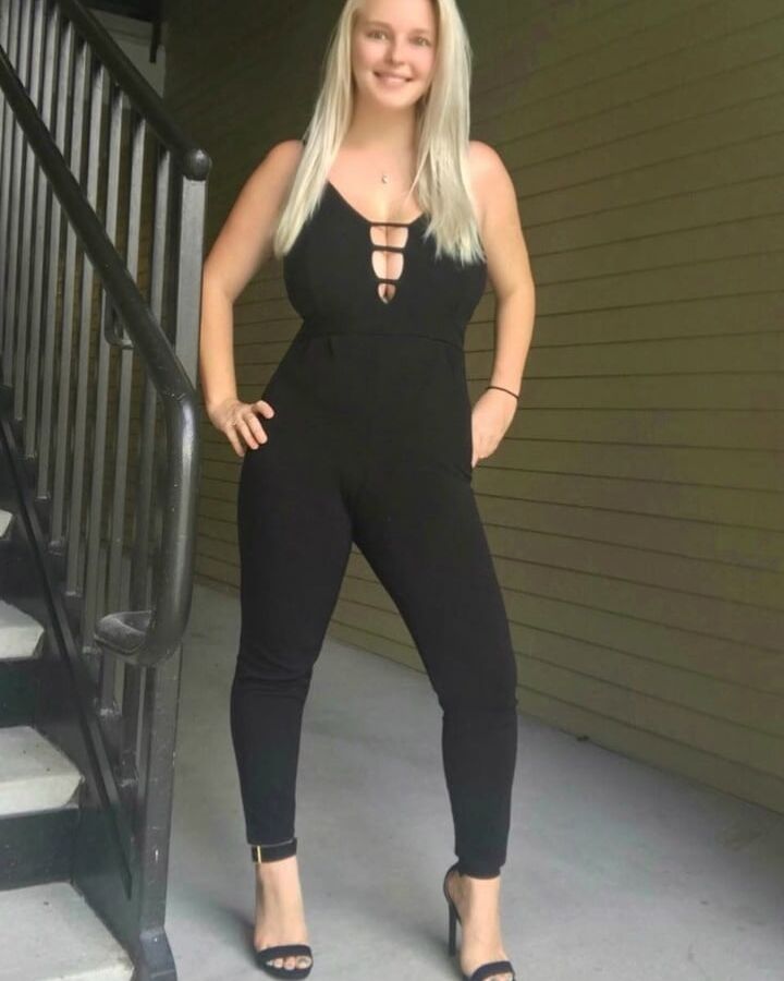 Hot Blonde Girl Pose Toes&amp;Feet