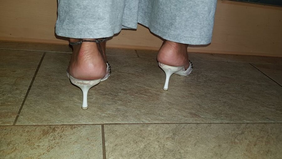 geile Dior Mules in der Kueche
