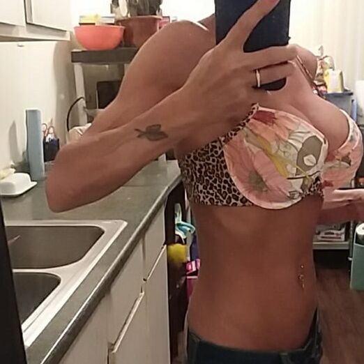 Minnesota MILF Selling Clothes