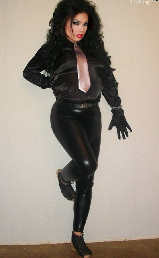 Satinhouse-Model ROXYTHA