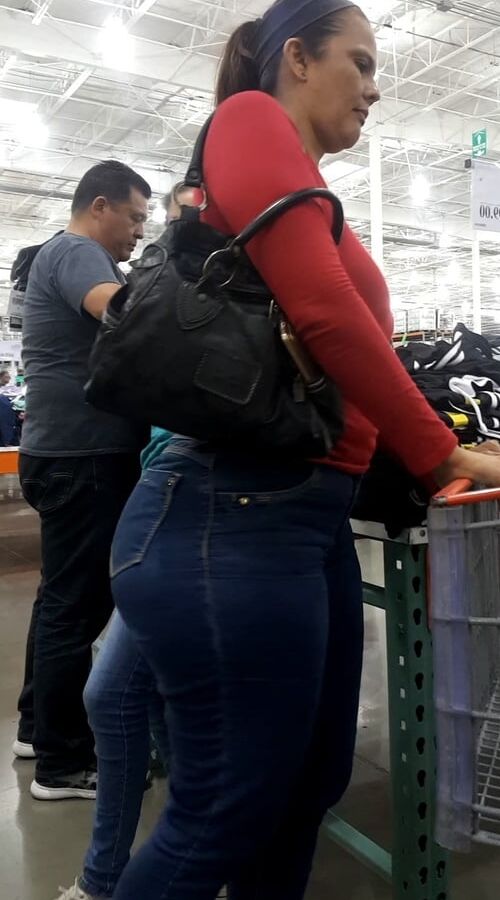 Esposa morenita con un megaculote de compas con su cornudo