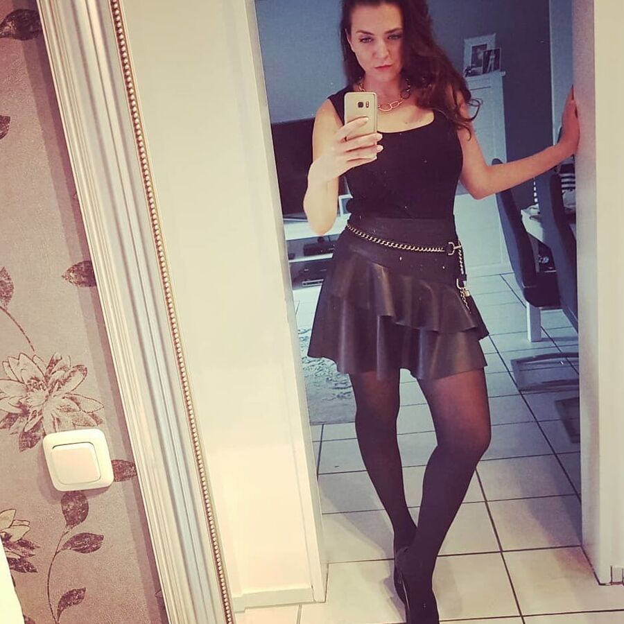 Real amateur mom Sara so hot in Nylon