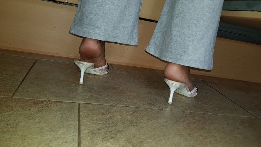 geile Dior Mules in der Kueche