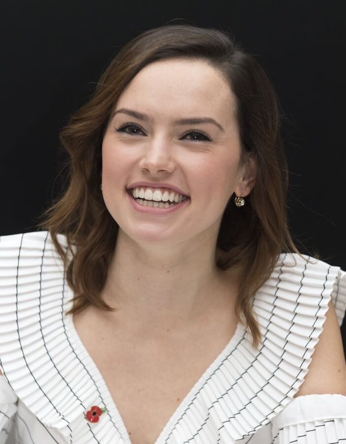 I want to cum on Daisy Ridleys teeth