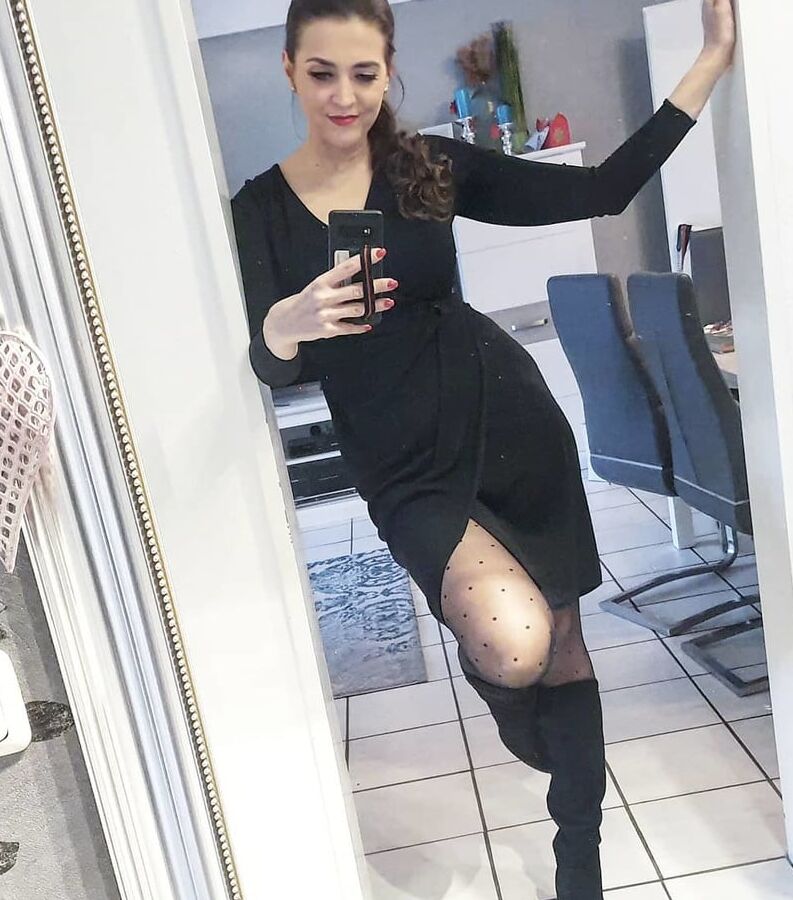 Real amateur mom Sara so hot in Nylon
