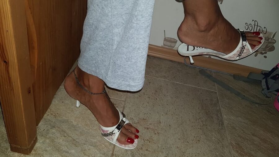 geile Dior Mules in der Kueche
