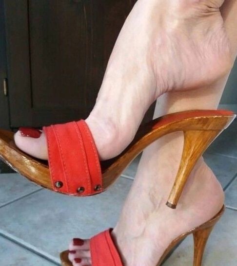 Sexy barefeet in heels