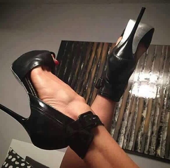 Sexy barefeet in heels