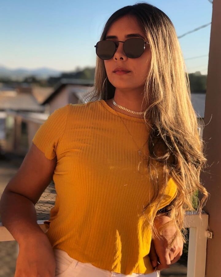 Livia putinha pra ser arrombada