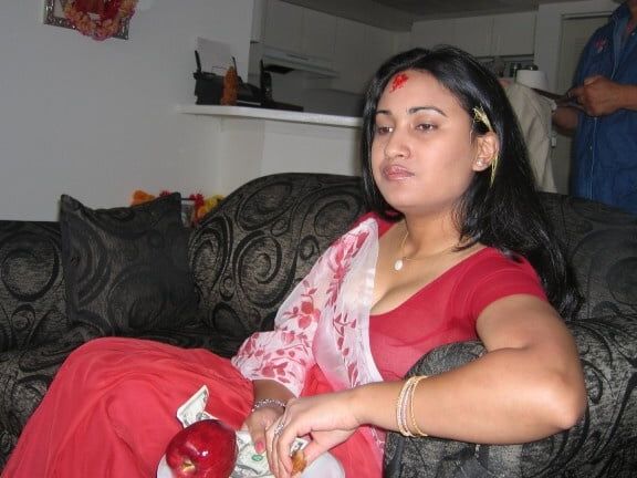 Non nude hot aunty