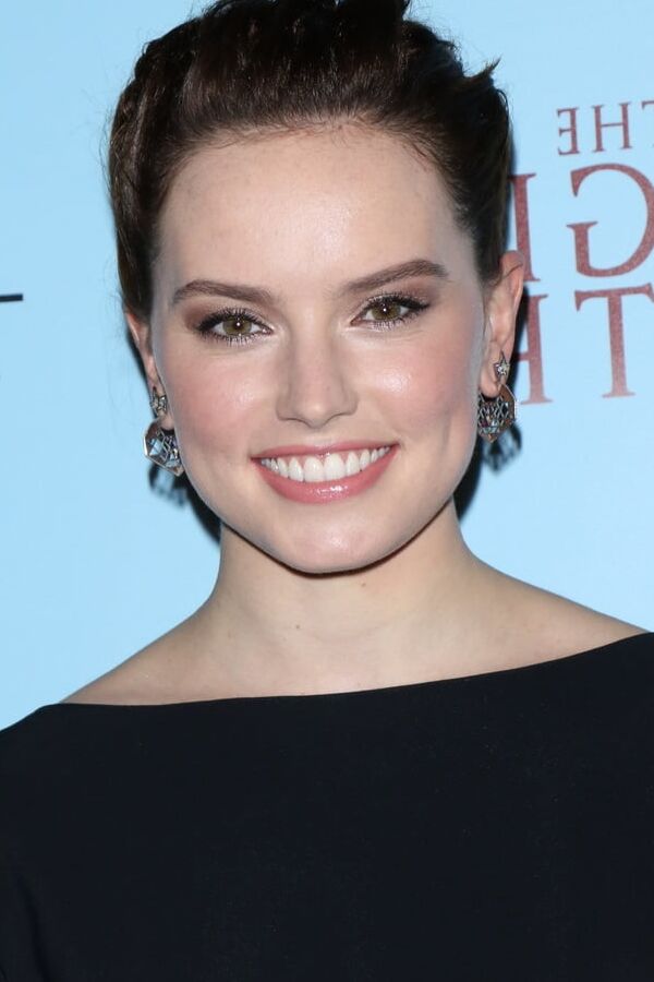 I want to cum on Daisy Ridleys teeth
