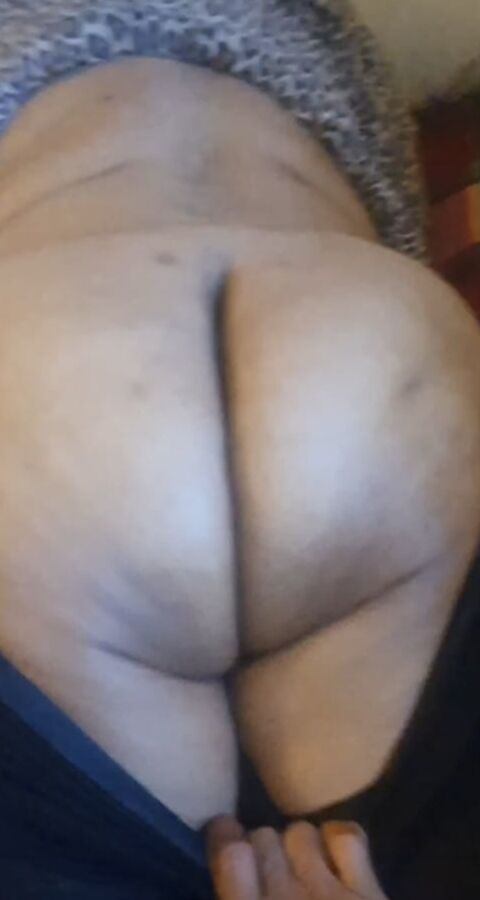 smooth and plump arab wife ass