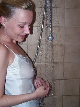 Slut Sara: Quick Shower