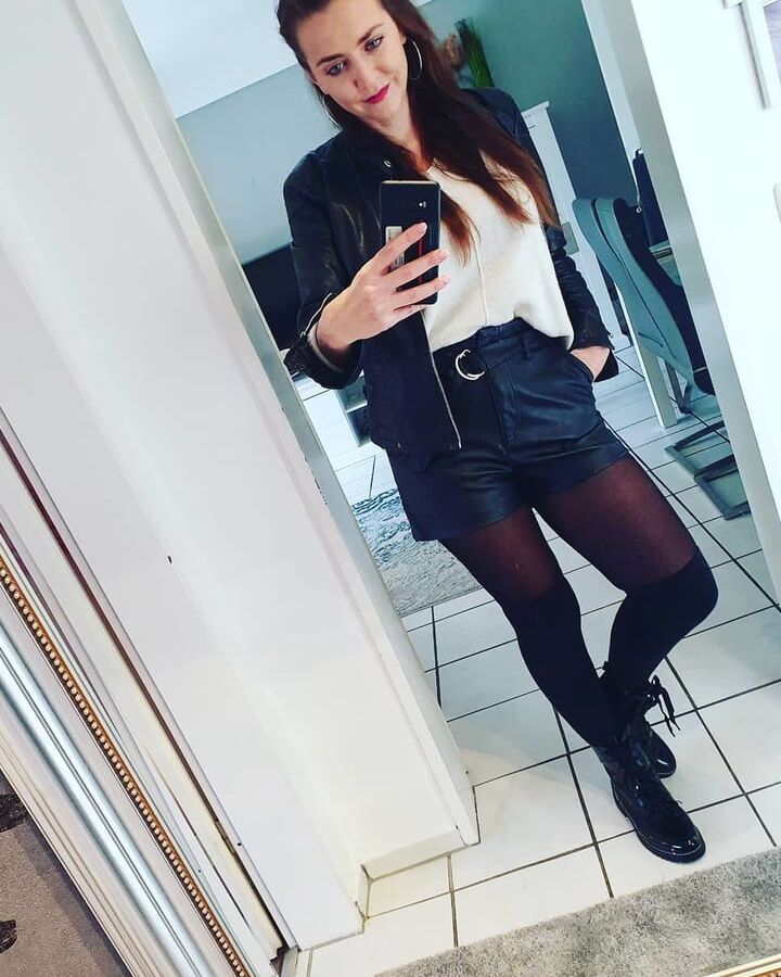 Real amateur mom Sara so hot in Nylon