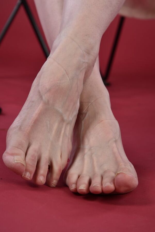 Deslicious mature feet and pussy