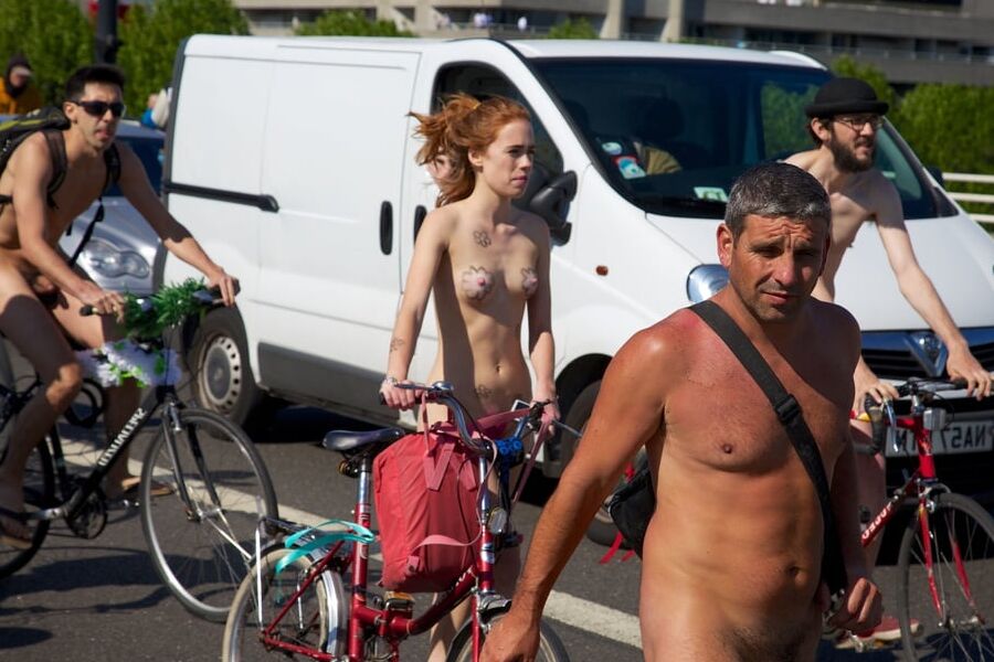 Chica de las flores de pelo rojo Londres wnbr world paseo en bicicleta desnuda