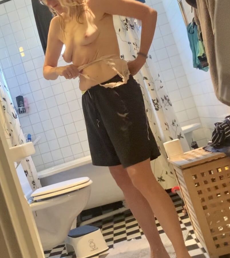 Blonde milf nudiste
