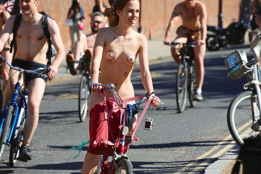 Chica de las flores de pelo rojo Londres wnbr world paseo en bicicleta desnuda