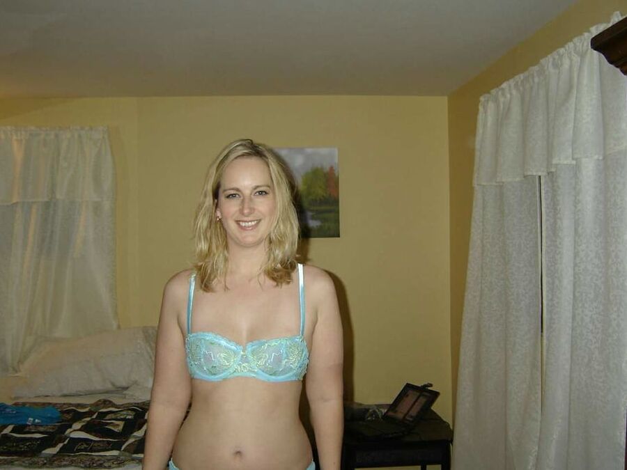 Sexy Thick MILF Amanda Loves Cock Toys &amp; Being Naked On Cam