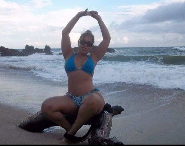 Maduras putas en la playa con transparencia para comentarios