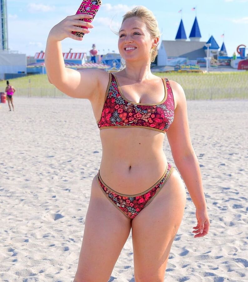 Hot amateur young babe Isa at the beach
