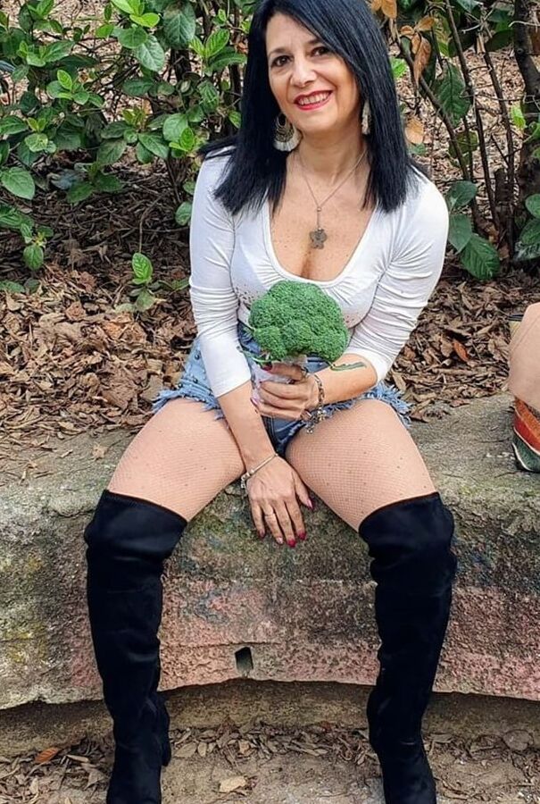 Meine heiße Tante Gina mit tollen Beinen in Kniestiefeln