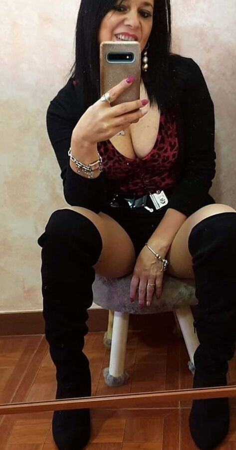 Meine heiße Tante Gina mit tollen Beinen in Kniestiefeln