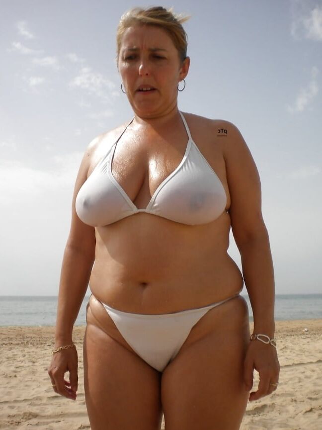 Maduras putas en la playa con transparencia para comentarios