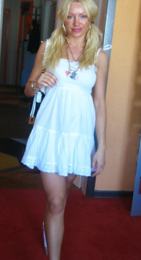 LEGGY BLONDE STUNNER