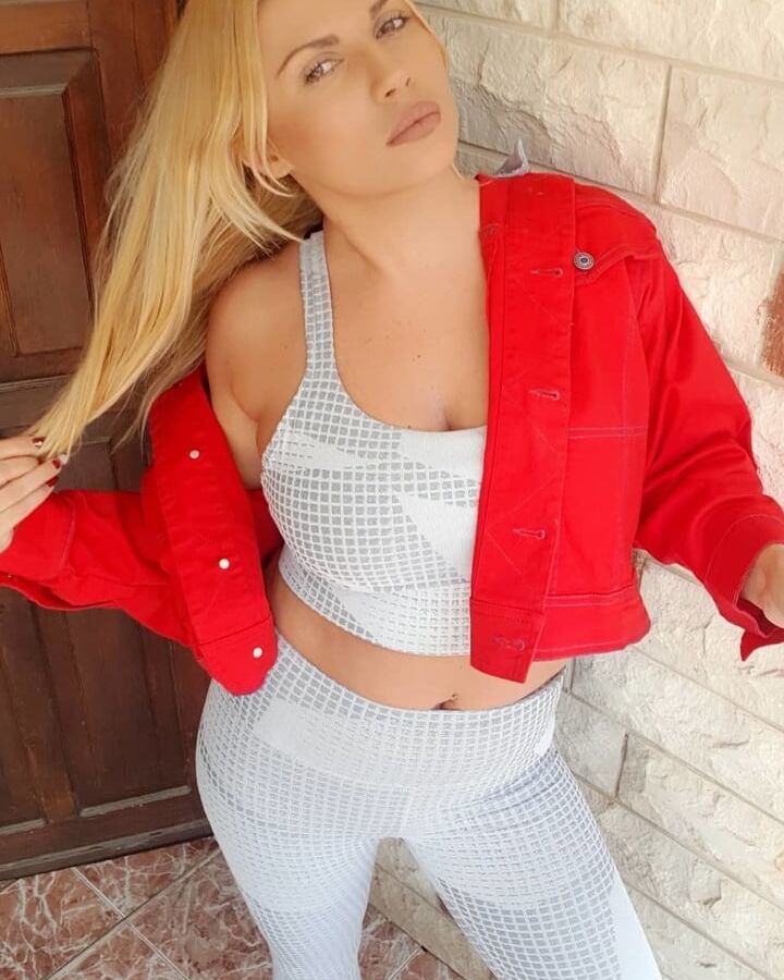 Hot blonde milf with nice tits for comments and cumtribute