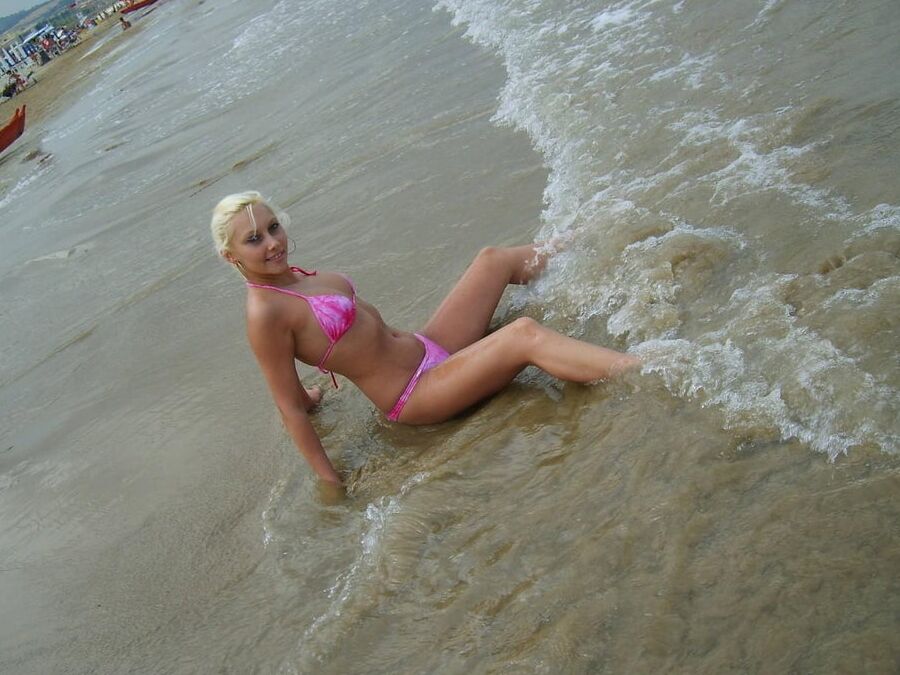 Petite amie blonde aux yeux bleus