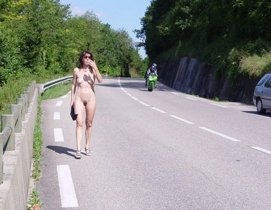 Die französische Exhibitionistin Caroline Ose