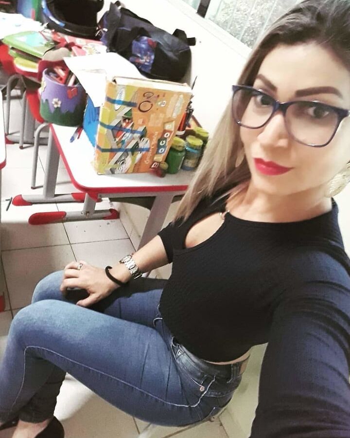 She empites the bag (Thaiz)
