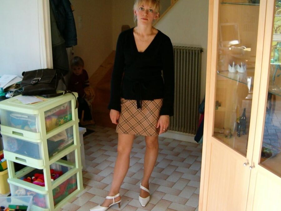 AMATEUR MILF POSING AND SUCKING