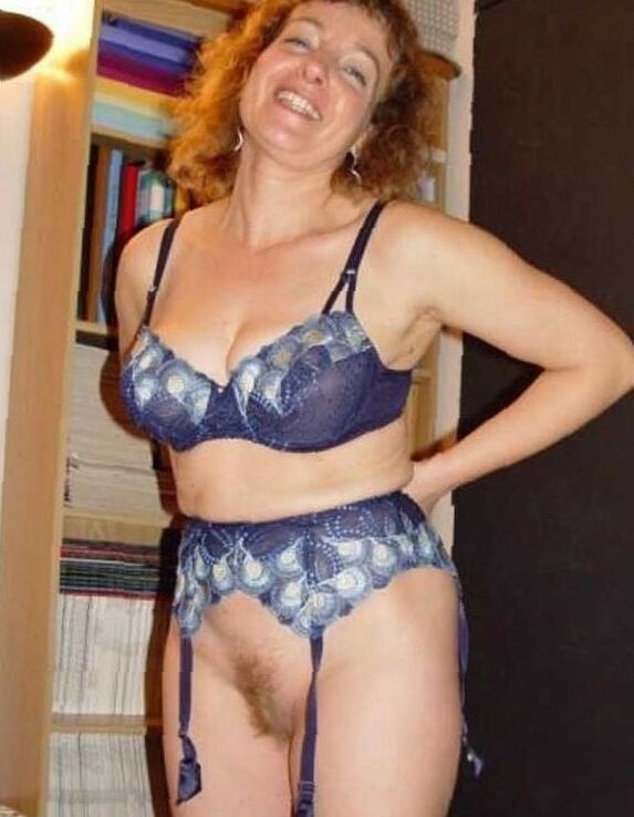 Gorgeous women with hairy cunt