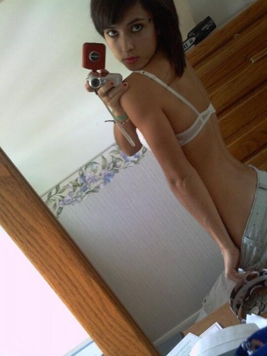 Hot amateur young babe Isa at the beach