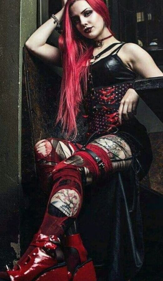 Beautiful dark-dark gothic beauties and love the dark