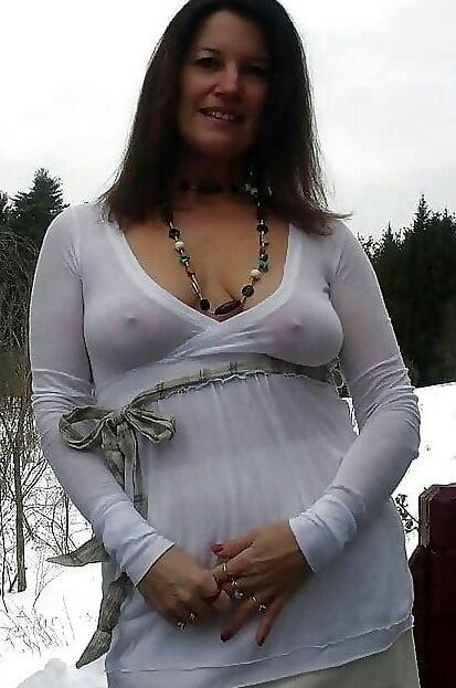Mature ladies braless cleavage