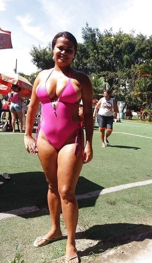 Maduras putas en la playa con transparencia para comentarios