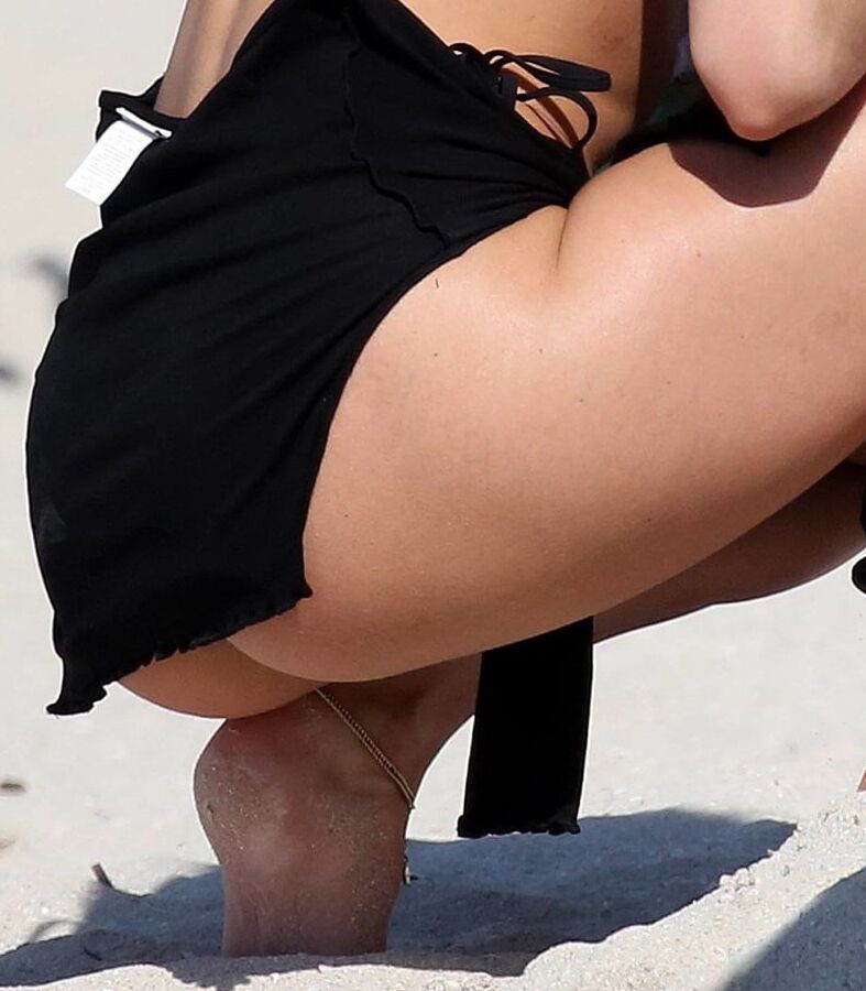 Candice Swanepoel &amp; Lais Ribeiro Beach