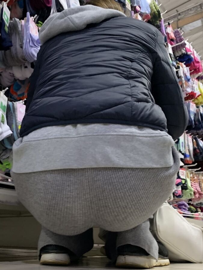 Young mom with good ass