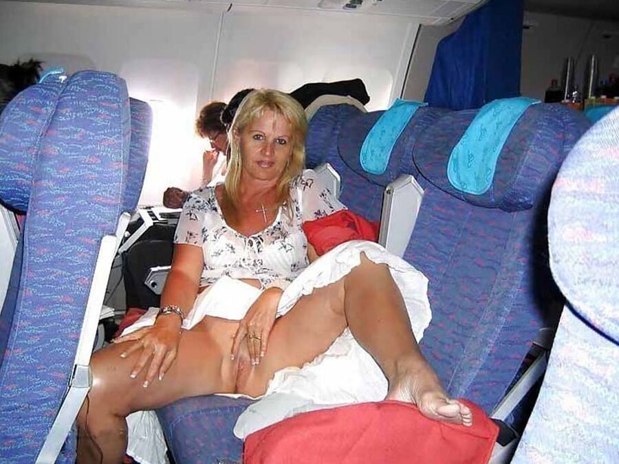 Brueste im Flugzeug zeigen
